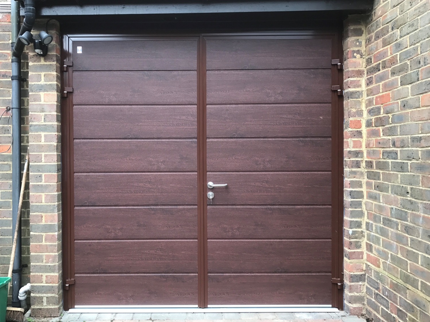 CarTeck GSW 40-L side-hinged doors in centre medium rib in Rosewood finish
